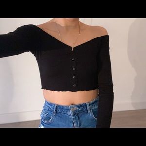 Black long sleeve cropped top